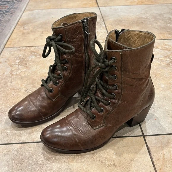 FRYE Zipper Up Soft Leather Bootie 2 inches Heels size 9 - Picture 8 of 14